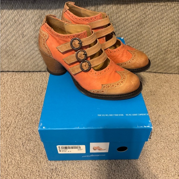 Fluevog East End Kitchener in salmon. Size 6.5 - Picture 4 of 5